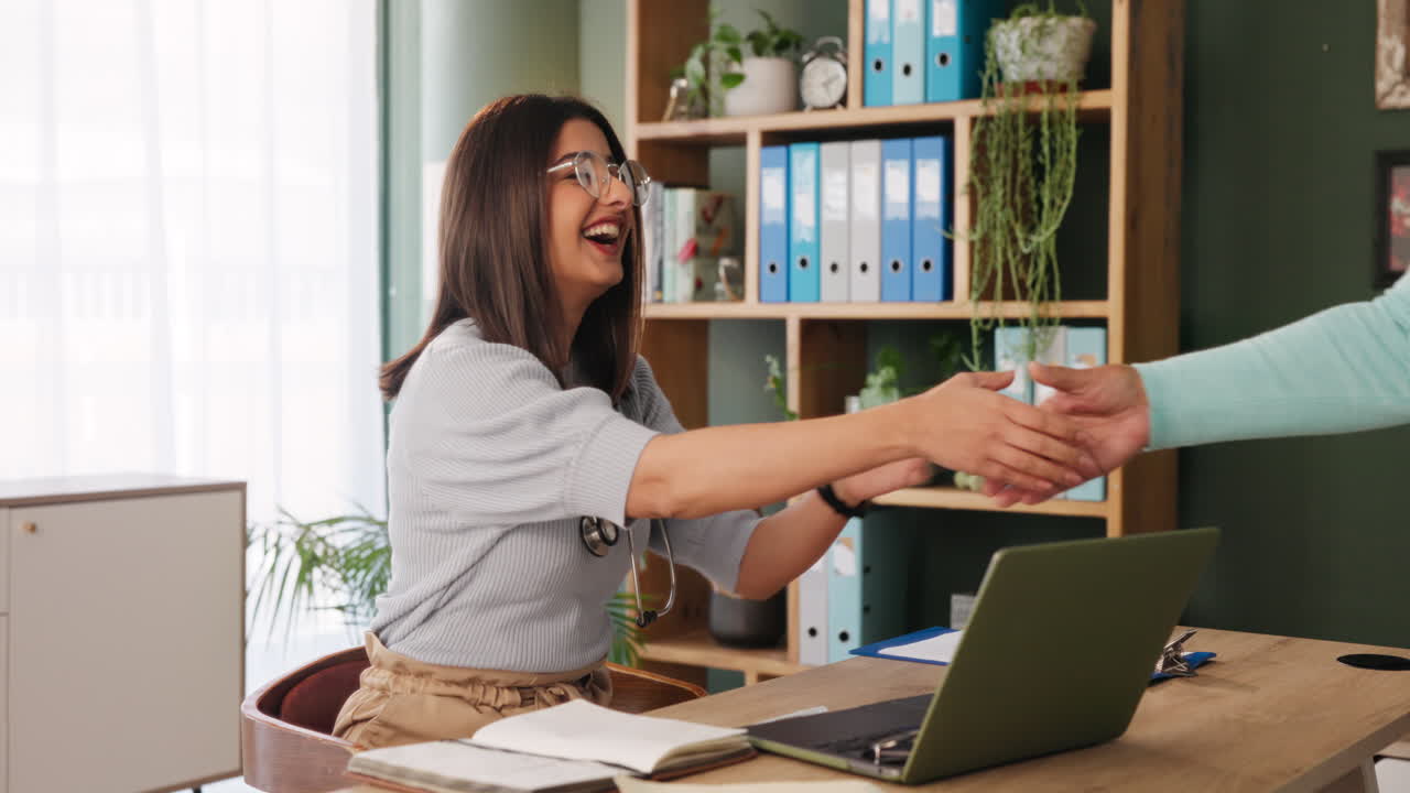 el médico estrechando la mano del paciente.