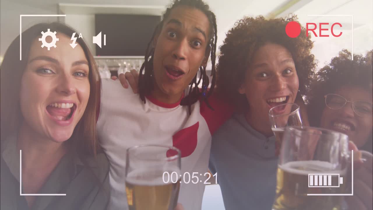 animación de marco blanco sobre diversos amigos abrazando y bebiendo cerveza