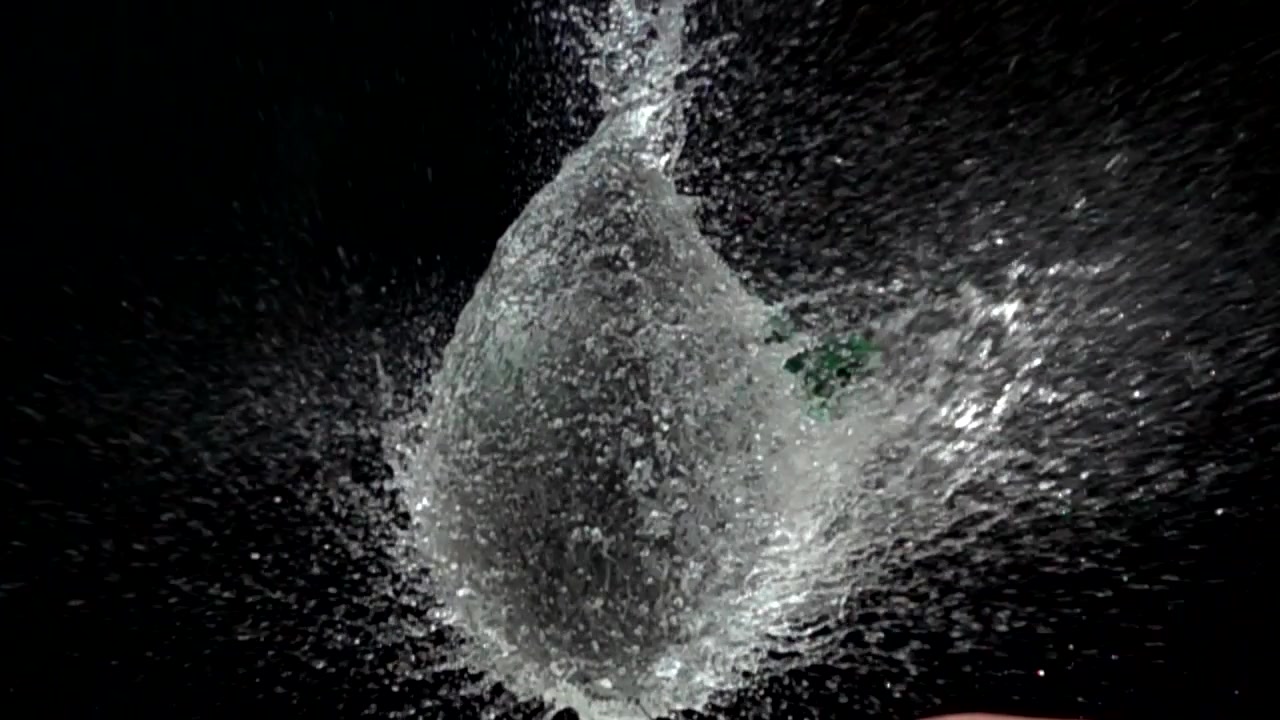 Un pallone d'acqua su sfondo nero. Acqua a forma di sfera