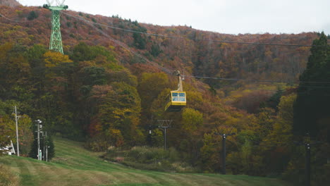 Seilbahn-Für-Touristen,-Die-In-Den-Berg-Zao-Mit-Herbstlichen-Wäldern-Im-Hintergrund-Aufsteigen