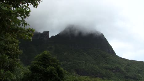 Berg-Bedeckt-Von-Wolken-In-Moreea,-Französisch-Polynesien