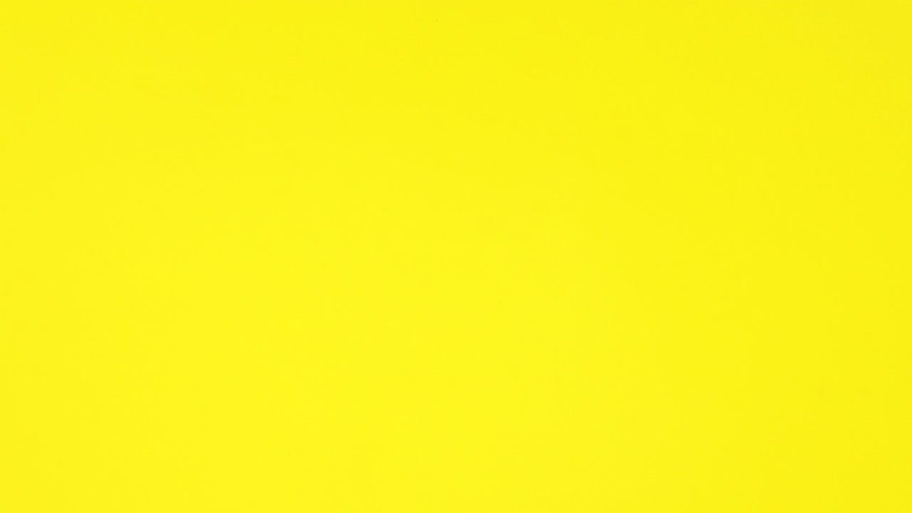 la espeluznante casa del horror de halloween aparece en el tema amarillo y los murciélagos vuelan por encima de la casa.