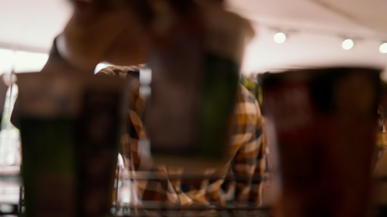 disparo en primer plano de un hombre de piel negra camina hasta el mostrador y recoge un producto que está en el centro