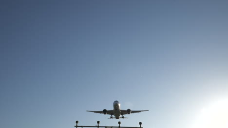 Verkehrsflugzeug-In-Zeitlupe-Fliegt-Beim-Endgültigen-Anflug-über-Den-Kopf