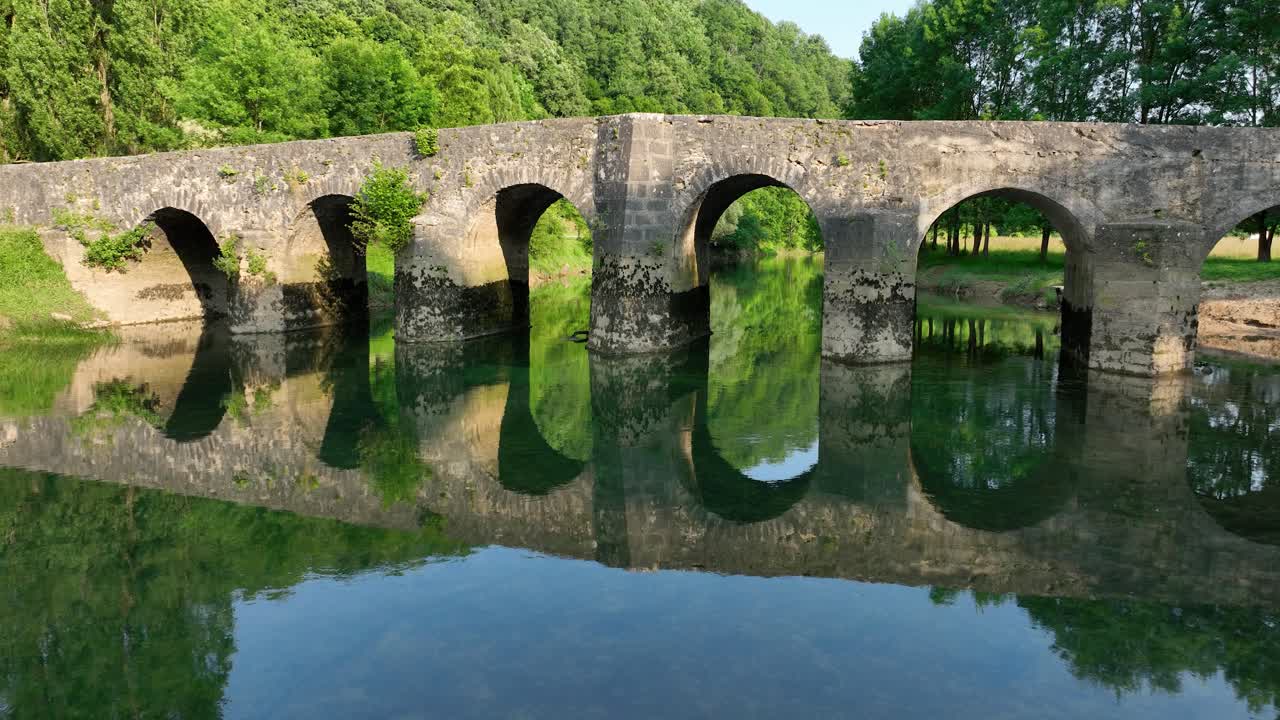 평온 한 강 을 가로지르는 오래된 돌 다리