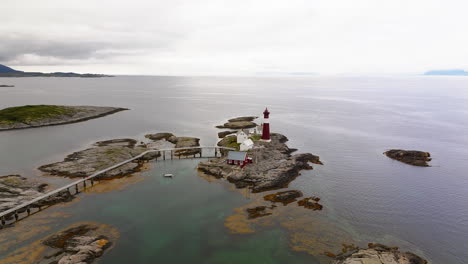 faro de tranoy fyr en la isla de hamaroy cerca de vestfjord, nordland, noruega