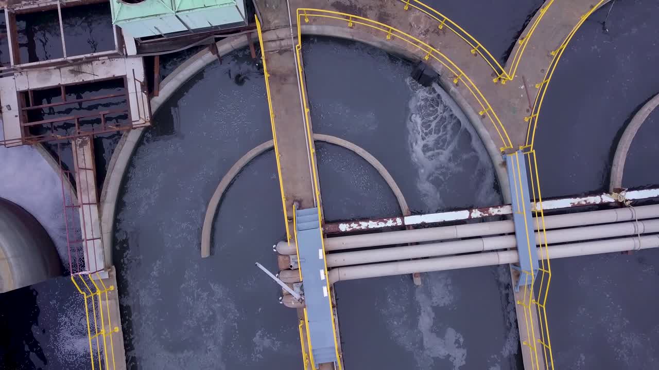 vista aérea sobre la piscina de círculo de agua con estación de bombeo en gujarat, india