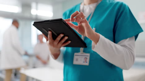 Closeup,-doctor-and-woman-with-a-tablet