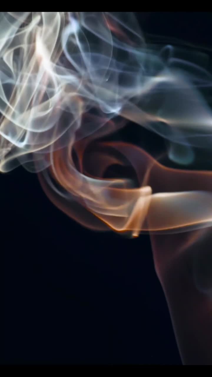 Fumo colorato vorticoso su sfondo nero