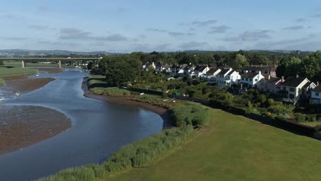 Antena-Ascendente-Desde-El-Pueblo-De-Topsham,-Con-Vistas-Al-Vasto-Paisaje-De-Devon