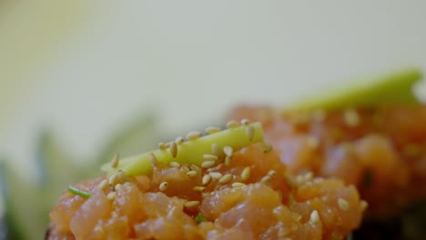 foto macro de plato fresco de sushi sabroso enrollado, fondo borroso