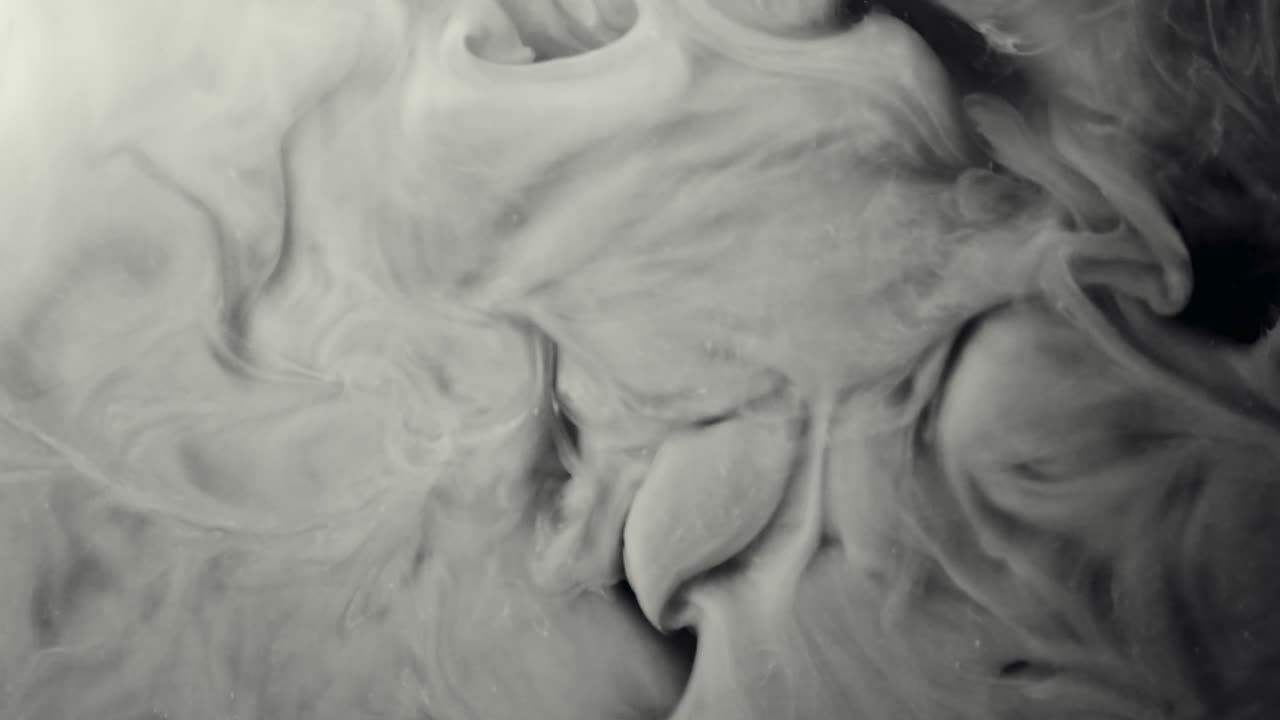 schwarz-weiße, grungige, dampfförmige flüssigkeitswolken, die sich in sich selbst falten und einen volumeneffekt erzeugen, der ein abstraktes design schafft