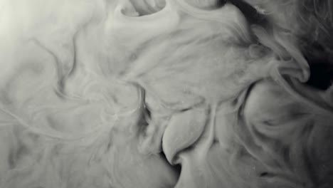 nubes líquidas vaporosas grungy en blanco y negro que se pliegan sobre sí mismas con efecto de volumen creando un diseño abstracto