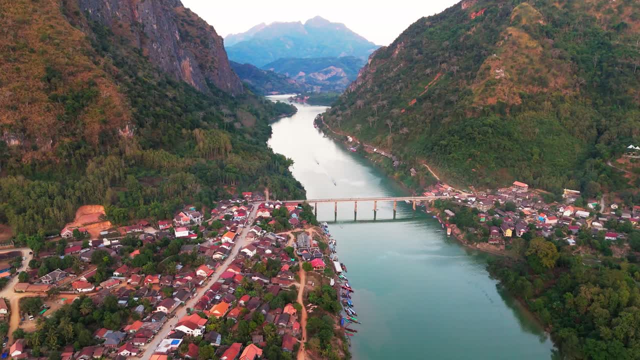 라오스 키아우 시골 마을의 풍경, 남우 강을 가로지르는 다리, 열대 동남아시아 풍경