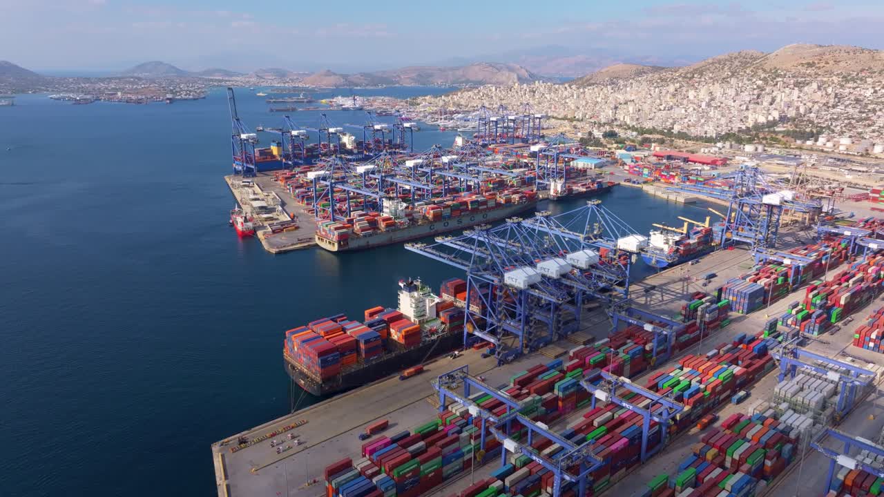 Scena del porto di Atene con gru, pile di container e navi