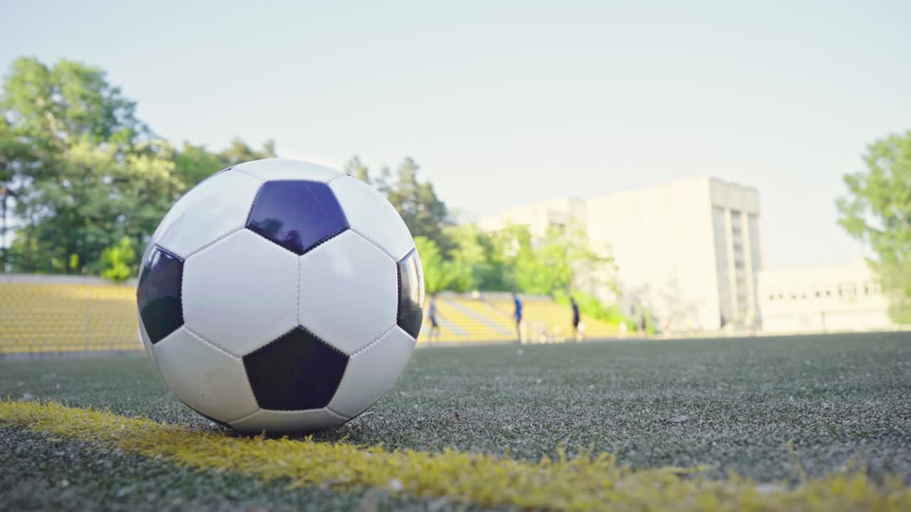 Fodbold på banen. Kunstig fodboldbane