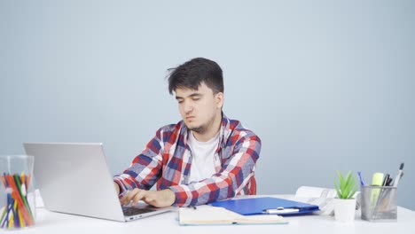 노트북을 사용하는 남자의 부정적인 표현입니다.