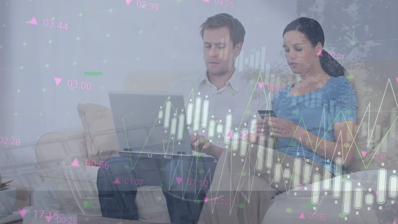 animación de gráficos y números sobre una pareja caucásica haciendo compras en línea en una computadora portátil en casa