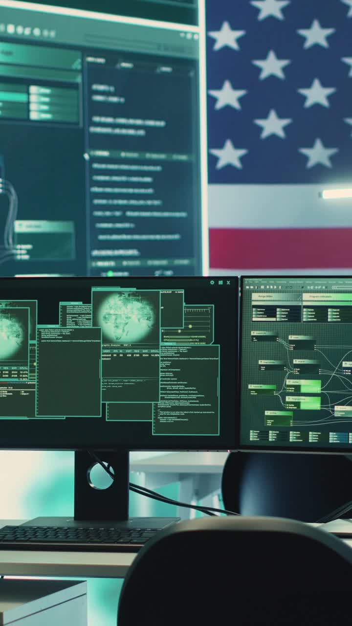 Flere computerskærme viser kode og data med det amerikanske flag