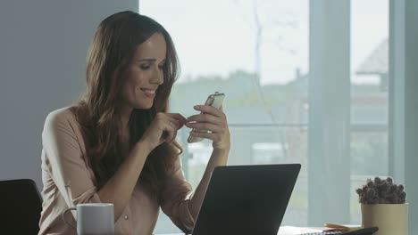 mujer de negocios desplazando el teléfono móvil. retrato en primer plano de la señora teniendo un descanso.