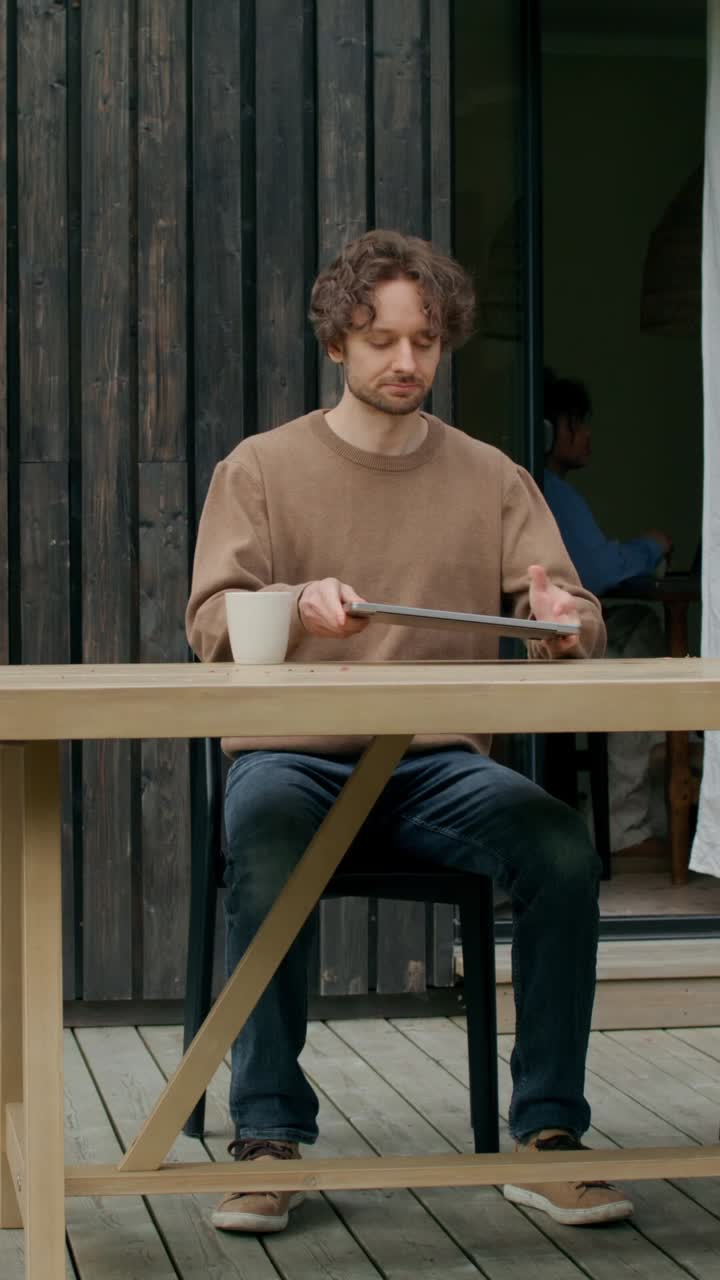 Hombre trabajando en una computadora portátil al aire libre