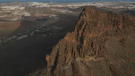 perspectivas renovables: un vuelo sobre lejanos parques eólicos y el roque aguayro.
