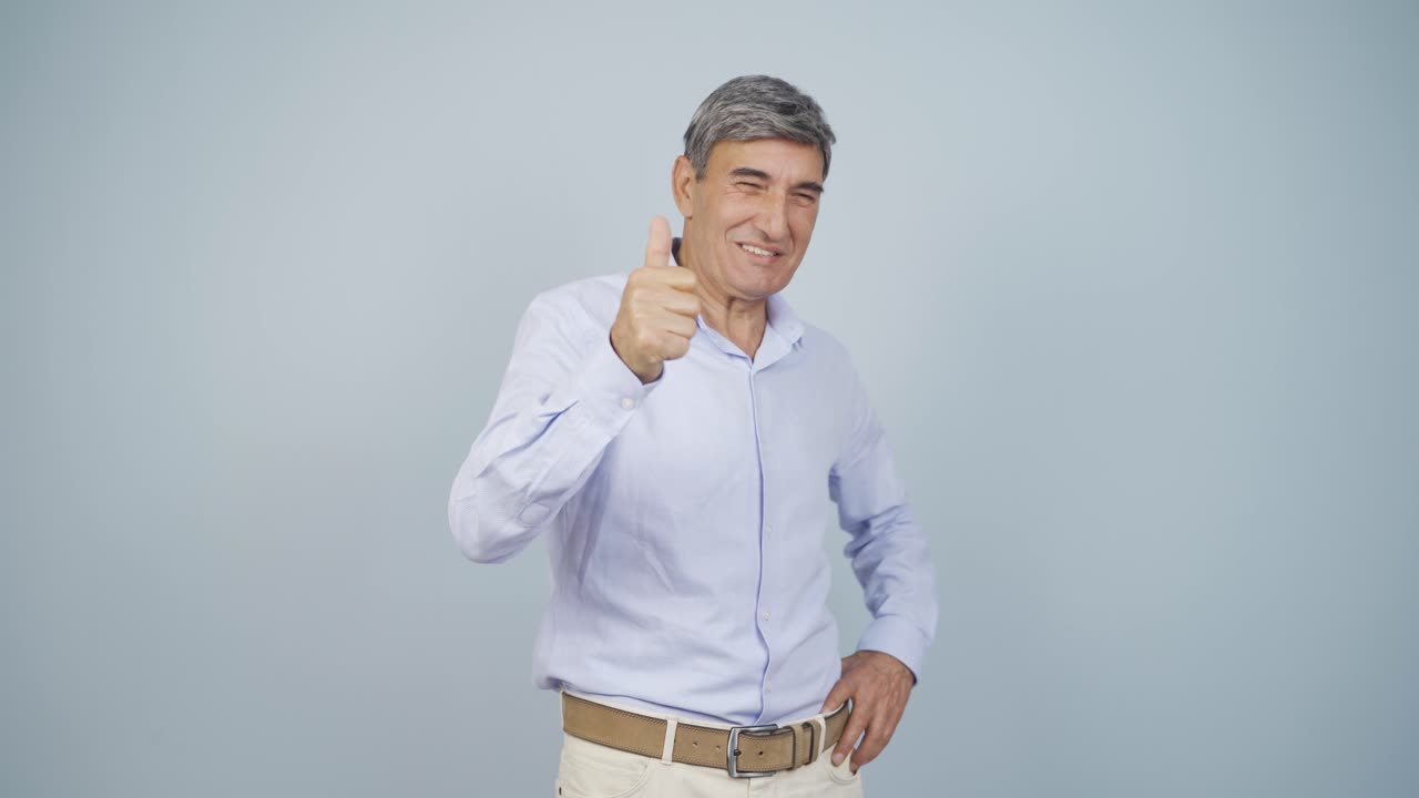 el anciano pensativo hacia la cámara se le ocurre una idea.