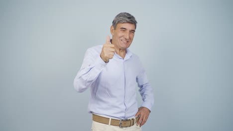 el anciano pensativo hacia la cámara se le ocurre una idea.