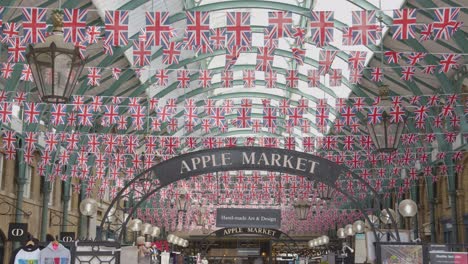 Banderas-Union-Jack-Decorando-El-Mercado-De-Covent-Garden-Con-Puestos-En-Londres,-Reino-Unido