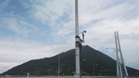 Pequeña-Estación-Meteorológica-En-El-Puente-En-Hiroshima-Japón,-Soplando-En-El-Viento