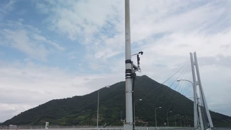 pequeña estación meteorológica en el puente en hiroshima japón, soplando en el viento