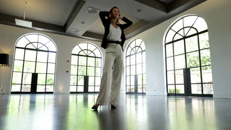 Modelo-De-Moda-Femenina-Posando-Para-Disparar,-Cámara-Lenta-De-ángulo-Bajo