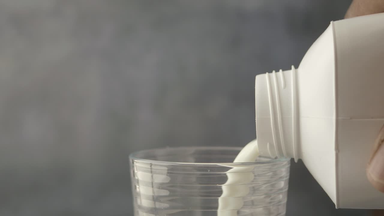 유리잔 에 우유 를 부어 넣는 것