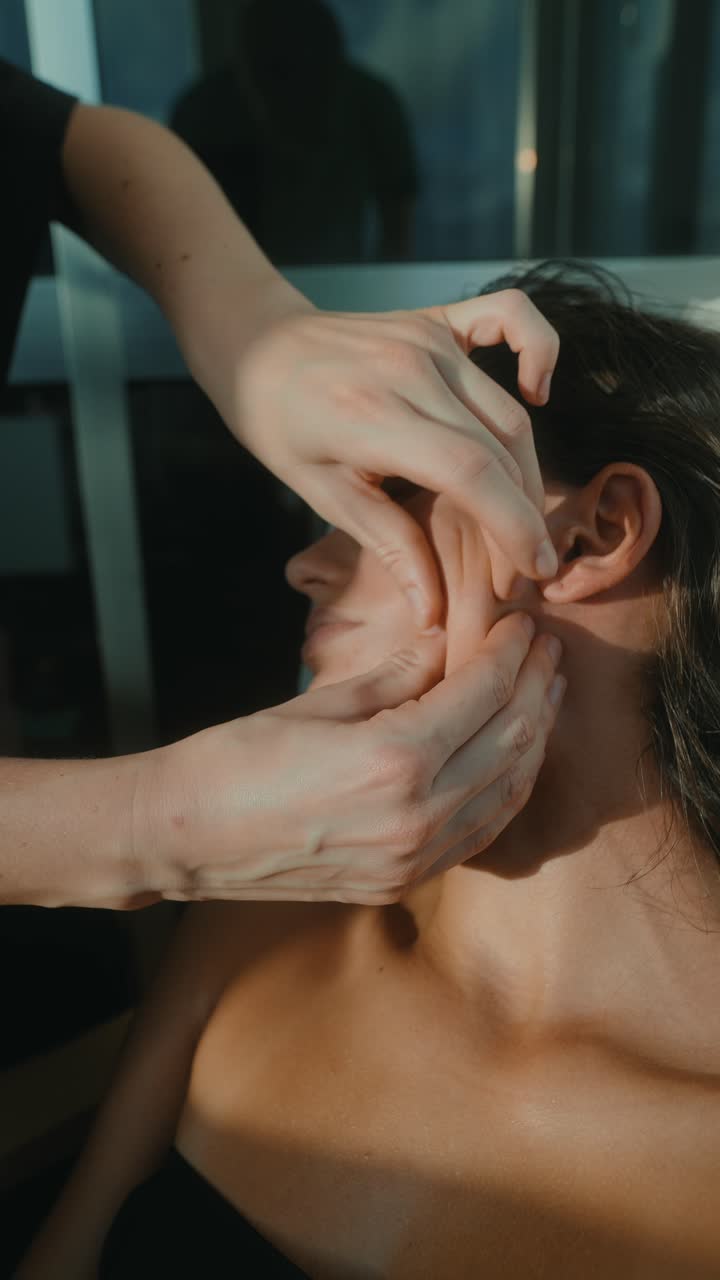 Primo piano di donna che riceve un massaggio facciale rilassante