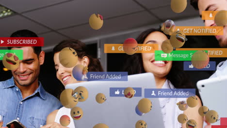 animación de texto de redes sociales en pancartas con emojis sobre personas que usan portátiles