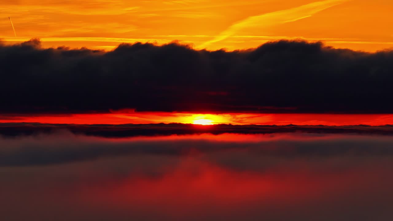 Atemberaubender Sonnenuntergang mit lebendigen Farben, Wolken, die Tiefe verleihen
