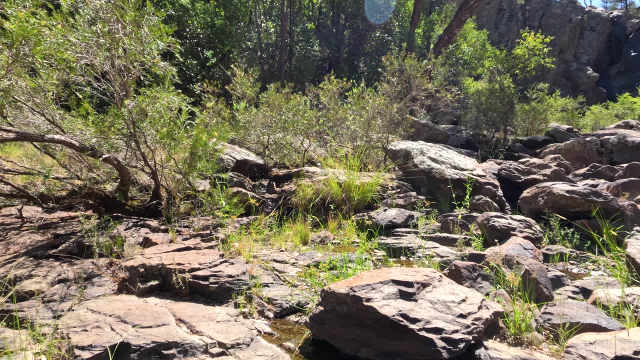 видео, показывающее переход от воды к скалистому ландшафту
