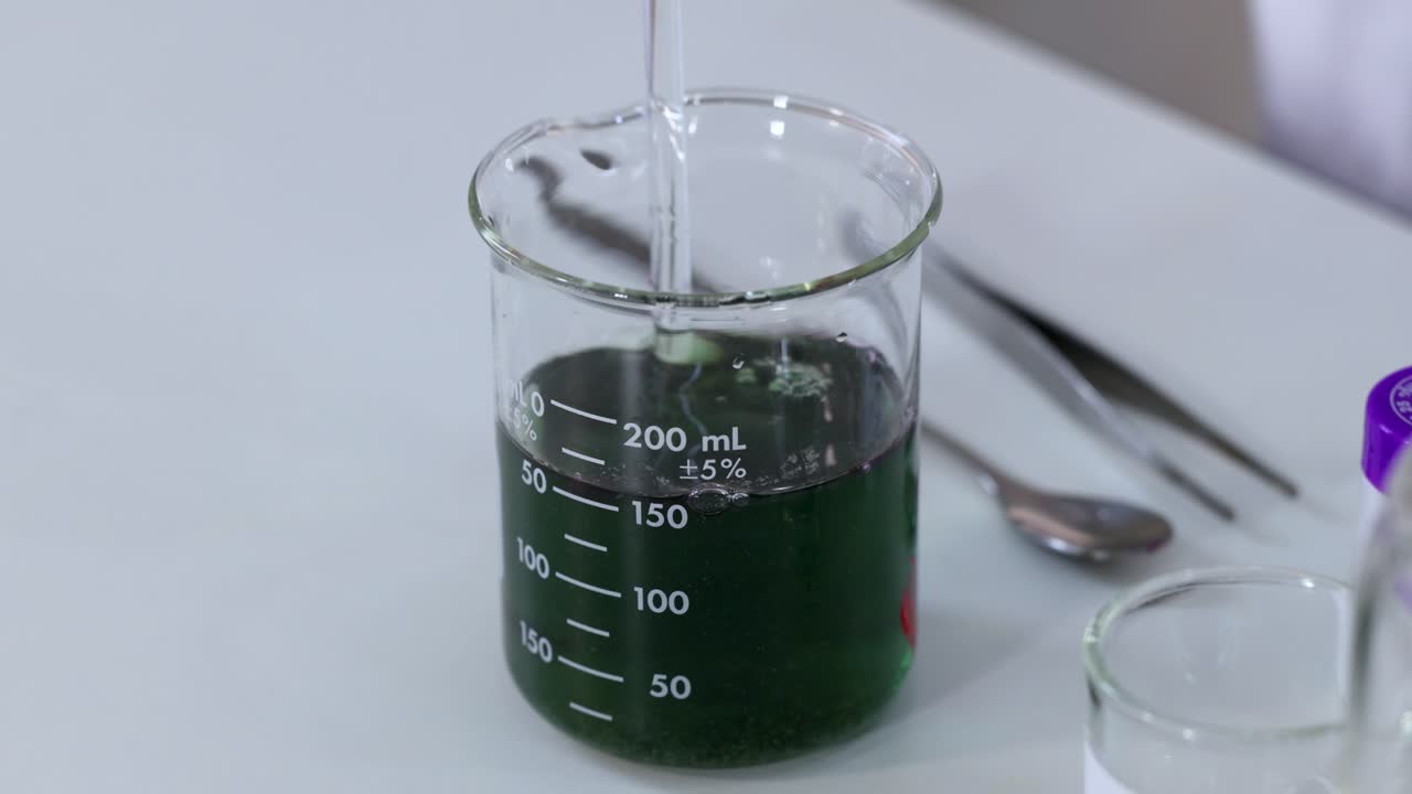 reacción química de cambio de color en un vaso