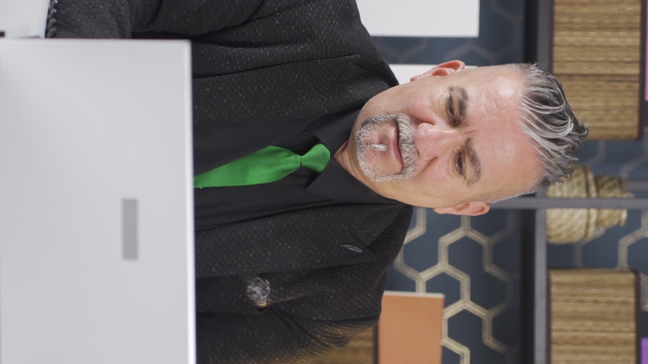 분노한 사업가의 수직 비디오가 서류 파일을 닫습니다.