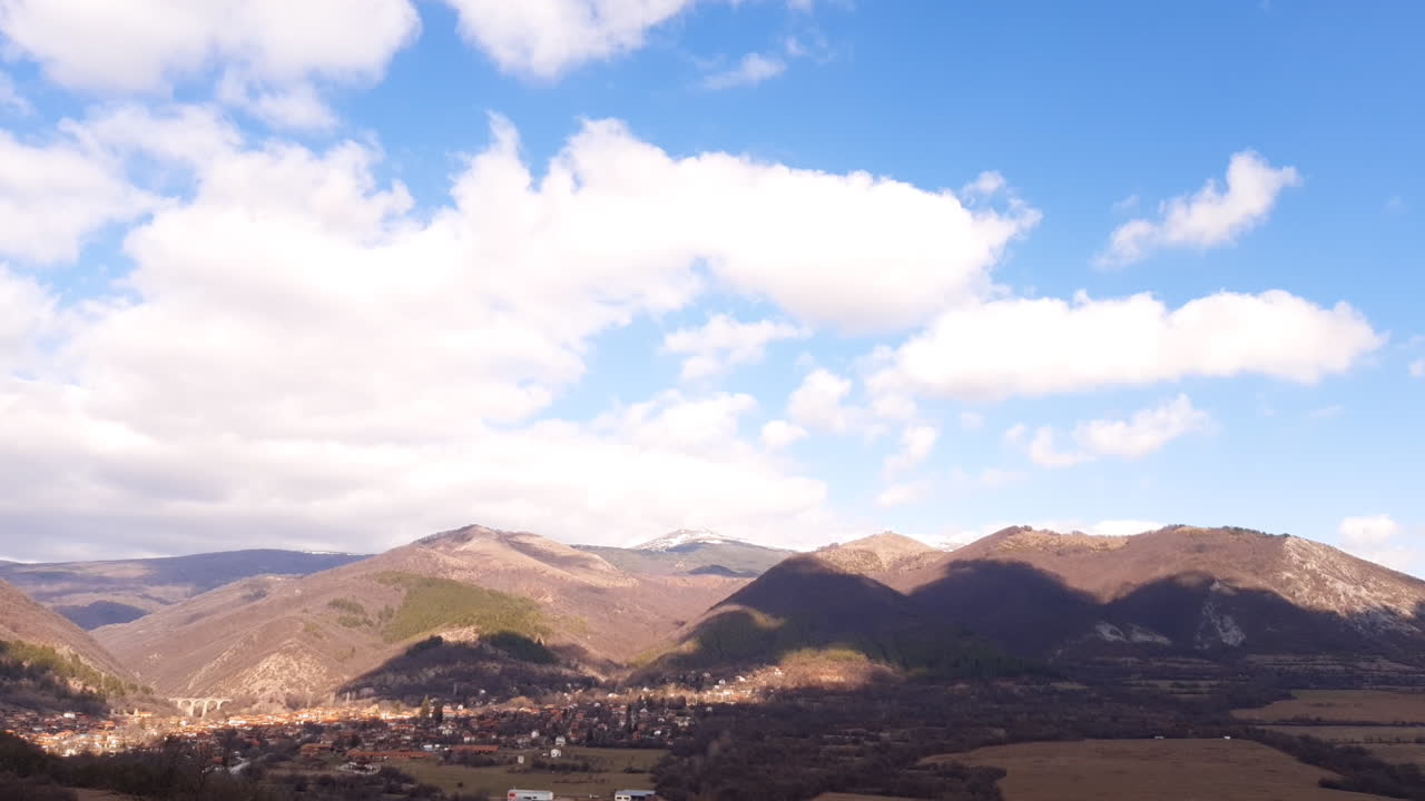naturaleza búlgara con altas montañas en un día soleado con sombras de las nubes