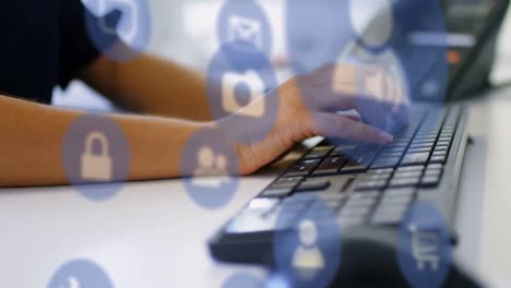 animación de iconos tecnológicos sobre mujer caucásica escribiendo en el teclado