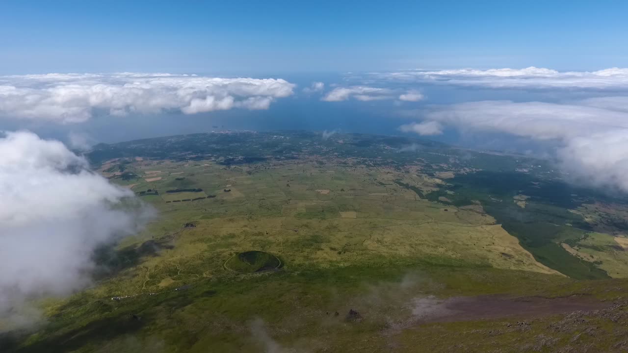volando alto sobre las nubes en la isla de pico en las azores, portugal