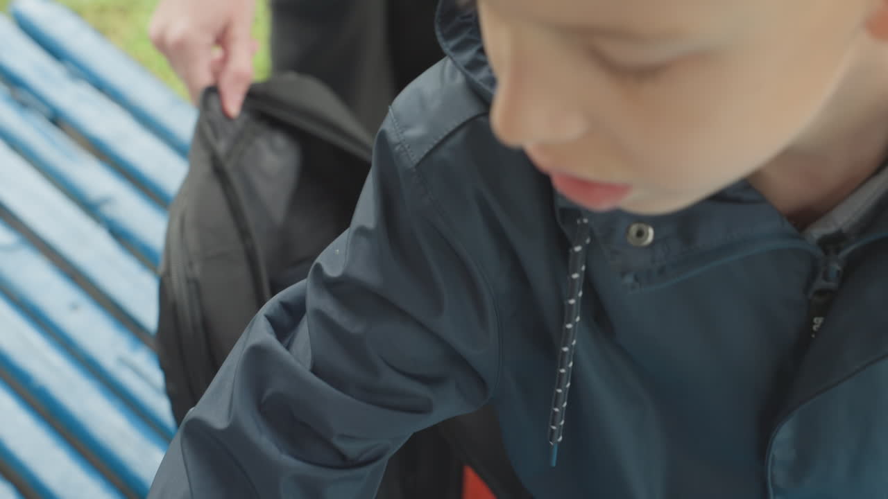 Junger Lernender packt seine Sachen effizient. Schüler ordnet Schulsachen sorgfältig vor der Abreise. Kind organisiert akribisch Hefte und Materialien im Rucksack, bevor es zur Schule geht.
