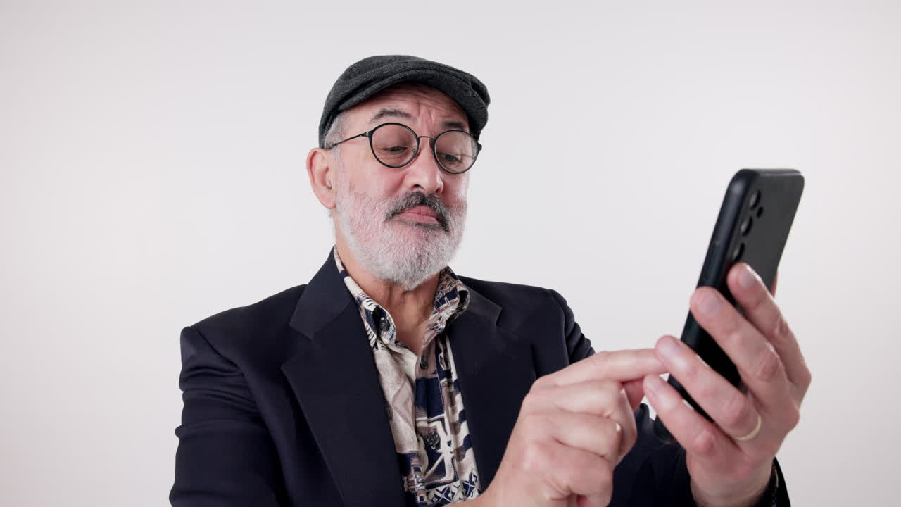 Mand ser på sin telefon