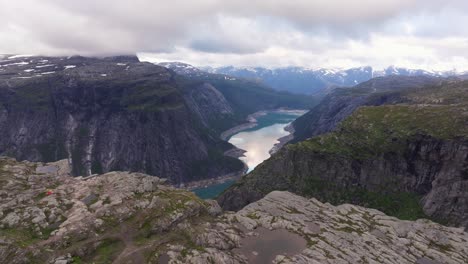 Boom-Shot-Reveals-Ringedalsvatnet-Lake-in-Vestland,-Norway-on-Cloudy-Day