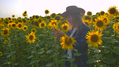 Die-Bäuerin-Beobachtet-Und-Berührt-Die-Sonnenblumen.-Sie-Genießt-Das-Tolle-Wetter-Im-Sonnenblumenfeld.-Ein-Wunderschöner-Tag-In-Der-Natur.