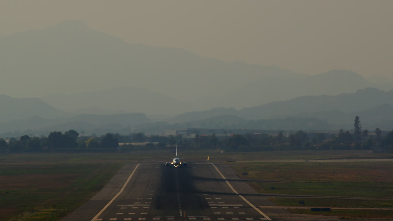 비행기 가 산 을 배경 으로 이륙 하고 있다