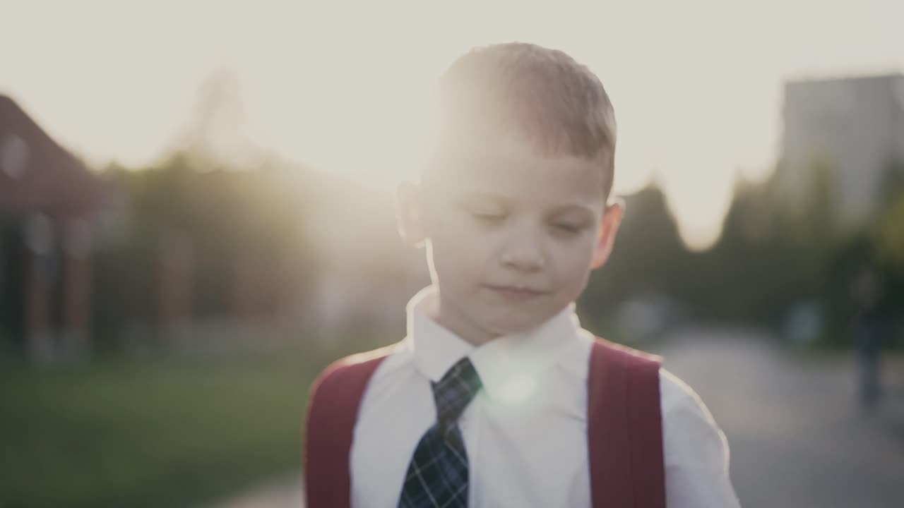 학교 유니폼을 입고 등 뒤에 배 ⁇ 을 들고 웃는 학교 소년의 초상화