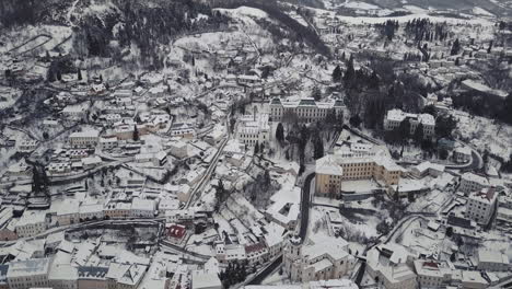 Amplia-Toma-Aérea-De-Un-Pueblo-Minero-Banska-Stiavnica-En-Invierno-Cubierto-De-Nieve