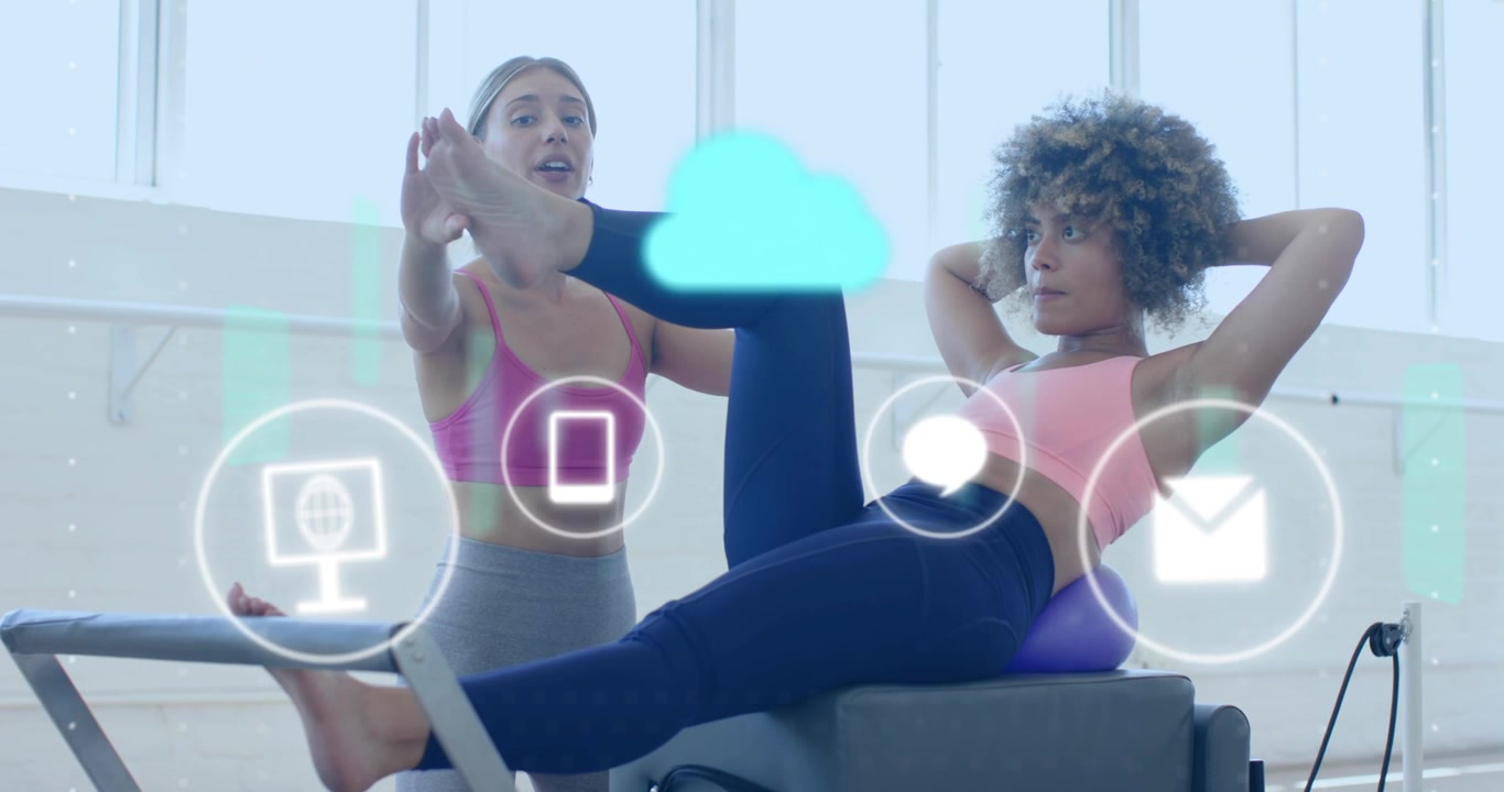 Professionista di Pilates inginocchiato che guida un cliente in un allungamento delle gambe per il core, mentre un cloud appare e le icone iniziano a ruotare